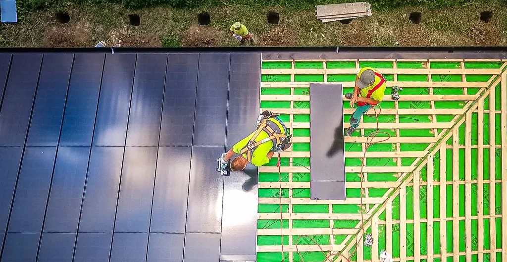 Montaj acoperis Falt Solar by Roofit.Solar vazut de sus pe santier